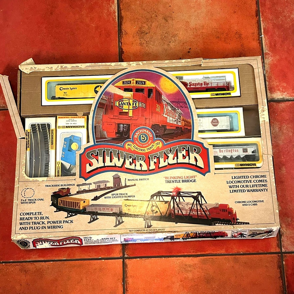 Bachmann HO Scale Silver Flyer Electric Train Set Santa Fe Locomotive 0633 1123
